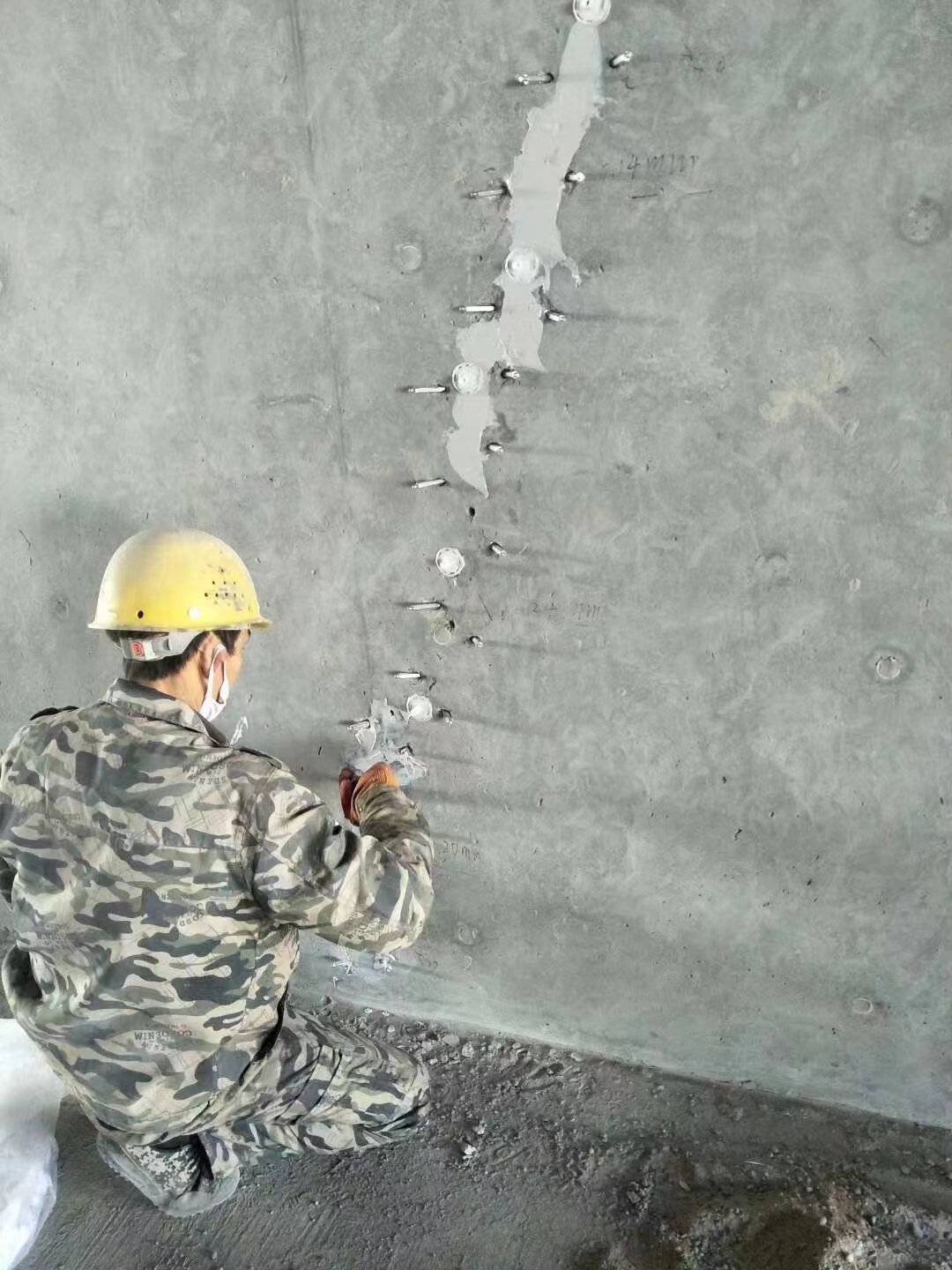 宁安混凝土楼板裂缝加固施工的方案